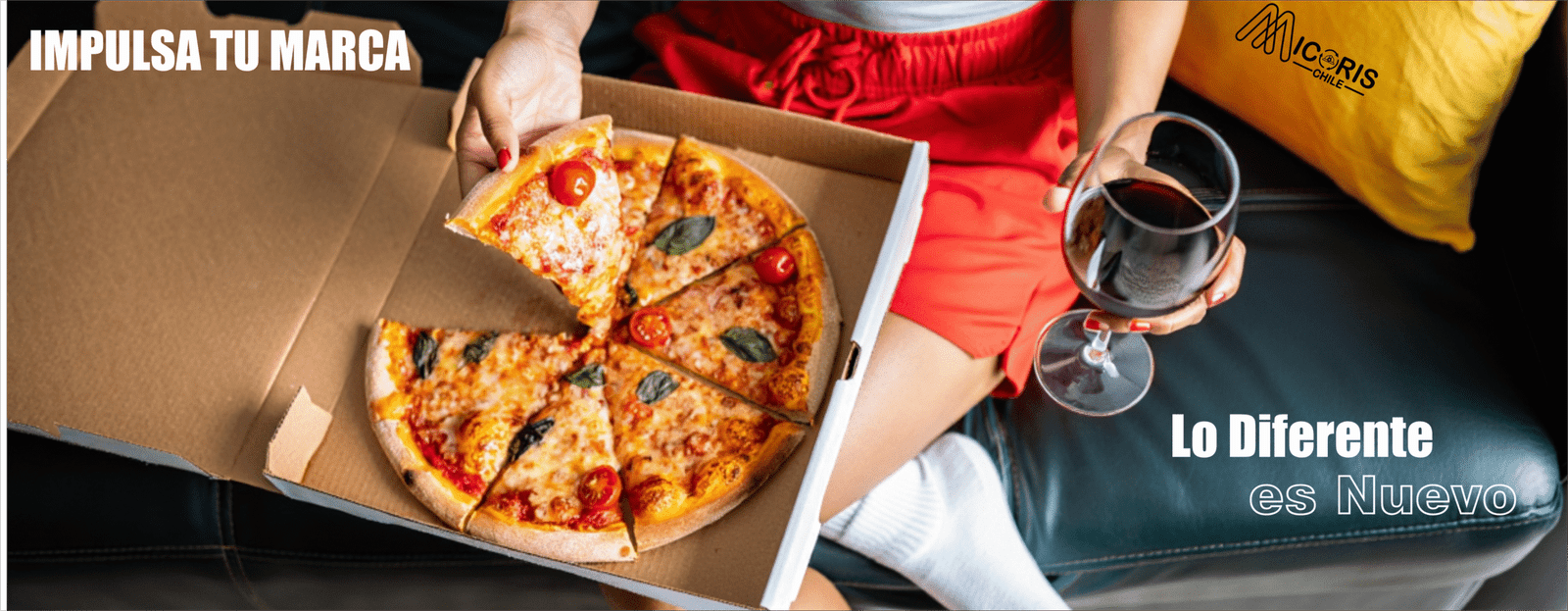 4.- Niña con Caja de Pizza